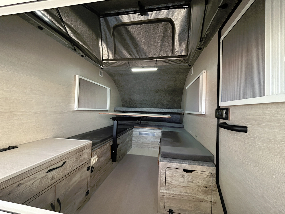 Рундук в спальне П-образный (высота 400 мм),складывается в спальное место. Дверца с улицы для доступа в рундук справа.  — фото 1