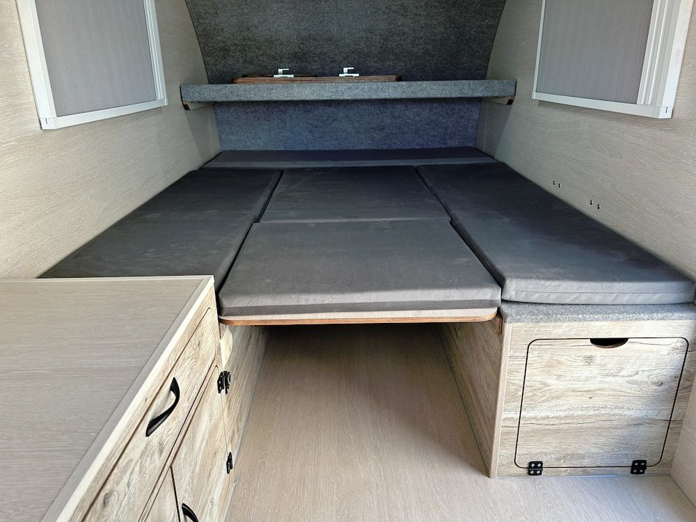 Рундук в спальне П-образный (высота 400 мм),складывается в спальное место. Дверца с улицы для доступа в рундук справа.  — фото 3