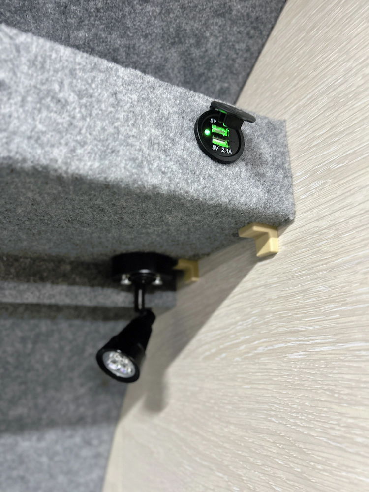 Точечные светильники и USB-розетки — фото 3