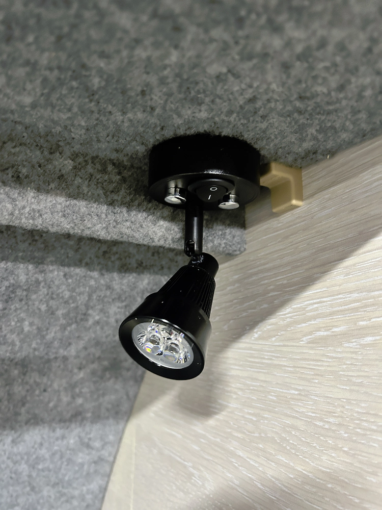 Точечные светильники и USB-розетки — фото 5