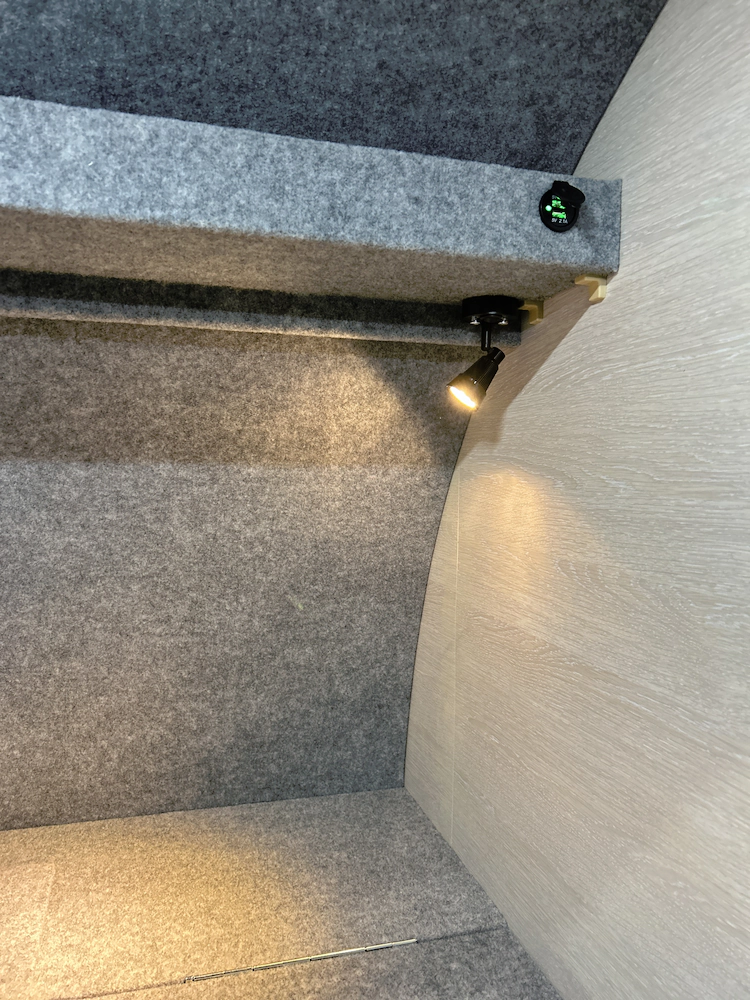 Точечные светильники и USB-розетки — фото 7