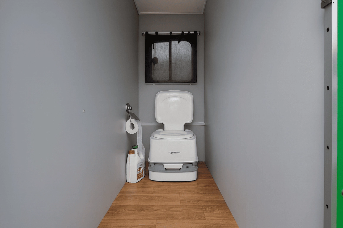 Как правильно пользоваться туалетом в&nbsp;кемпере-прицепе: основные правила