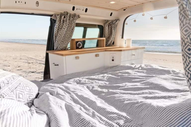 С кемпером на море