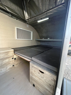 Рундук в спальне П-образный (высота 400 мм),складывается в спальное место. Дверца с улицы для доступа в рундук справа.  — превью 2