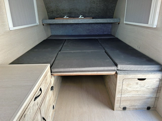 Рундук в спальне П-образный (высота 400 мм),складывается в спальное место. Дверца с улицы для доступа в рундук справа.  — превью 3