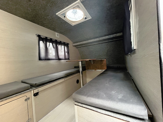 Рундук в спальне П-образный (высота 400 мм),складывается в спальное место. Дверца с улицы для доступа в рундук справа. -5