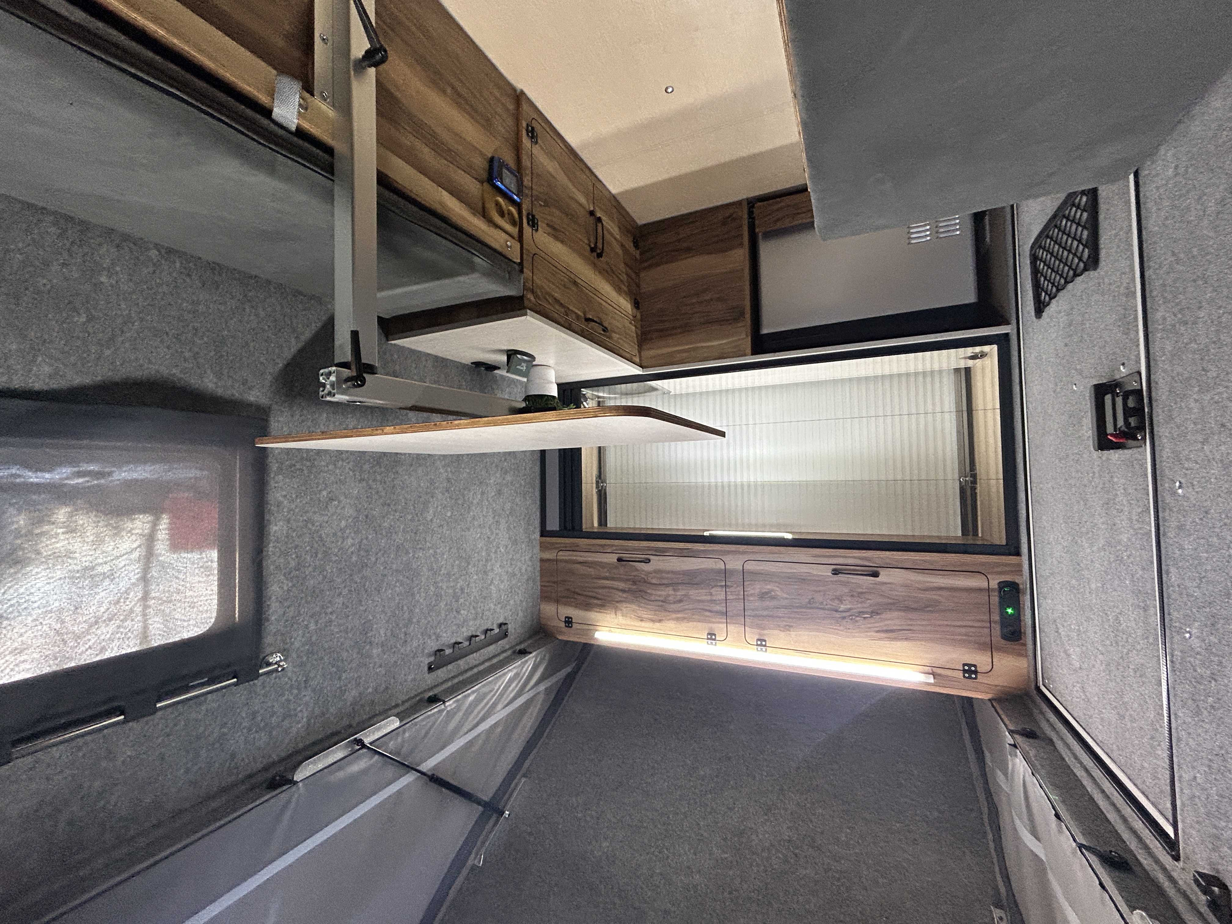 Стол обеденный в проходе 610*900 мм