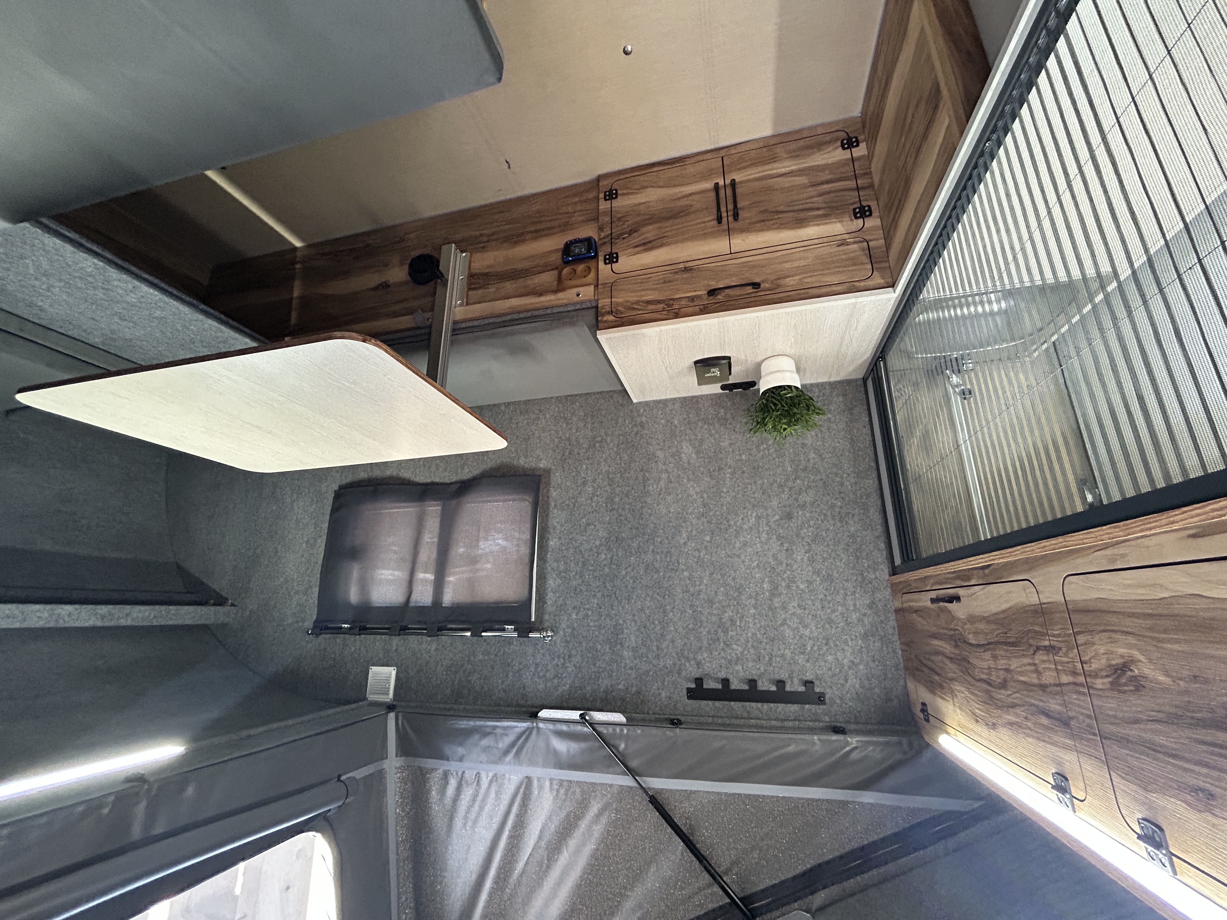 Стол обеденный в проходе 610*900 мм