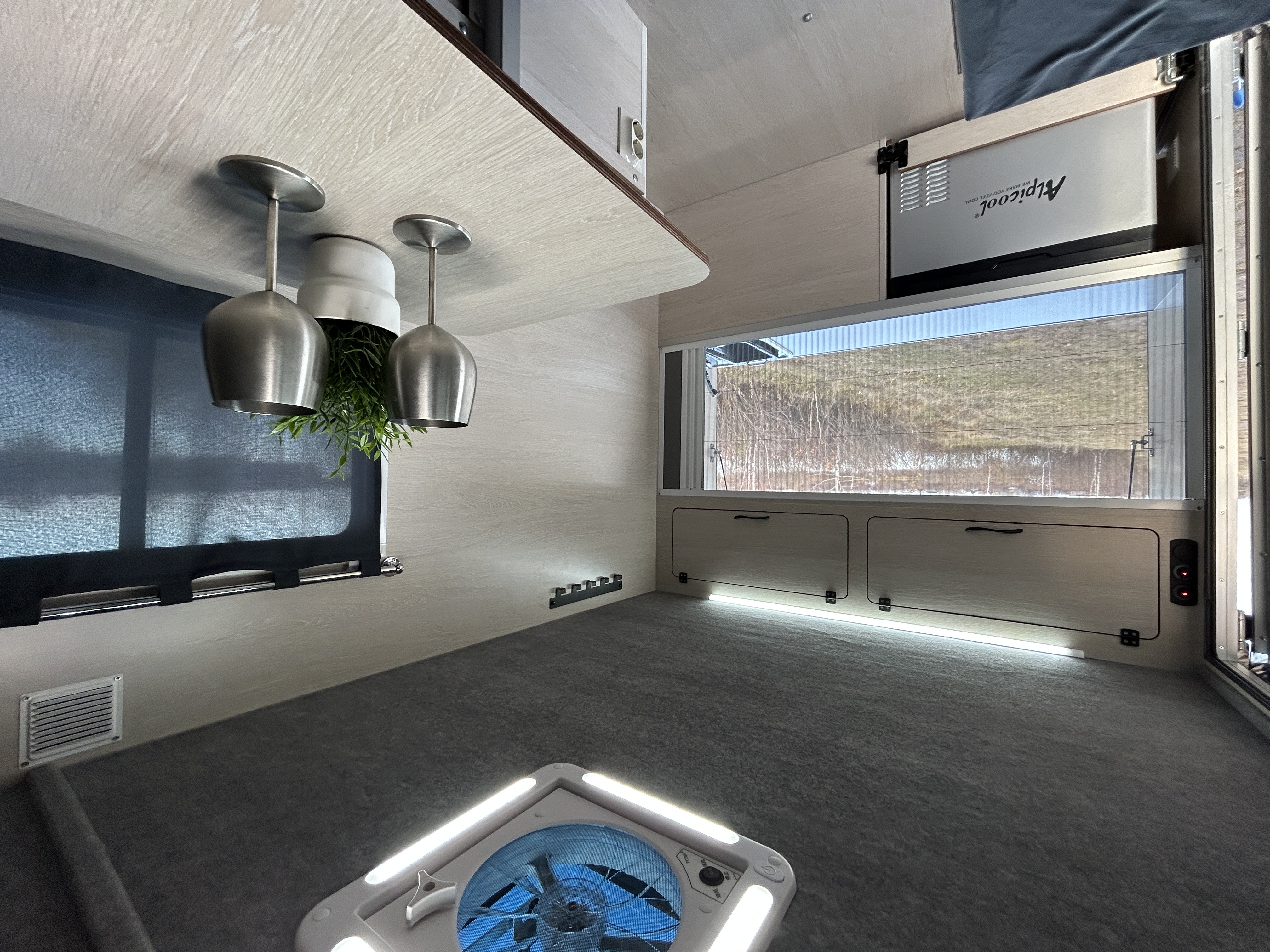 Стол обеденный в проходе 610*900 мм