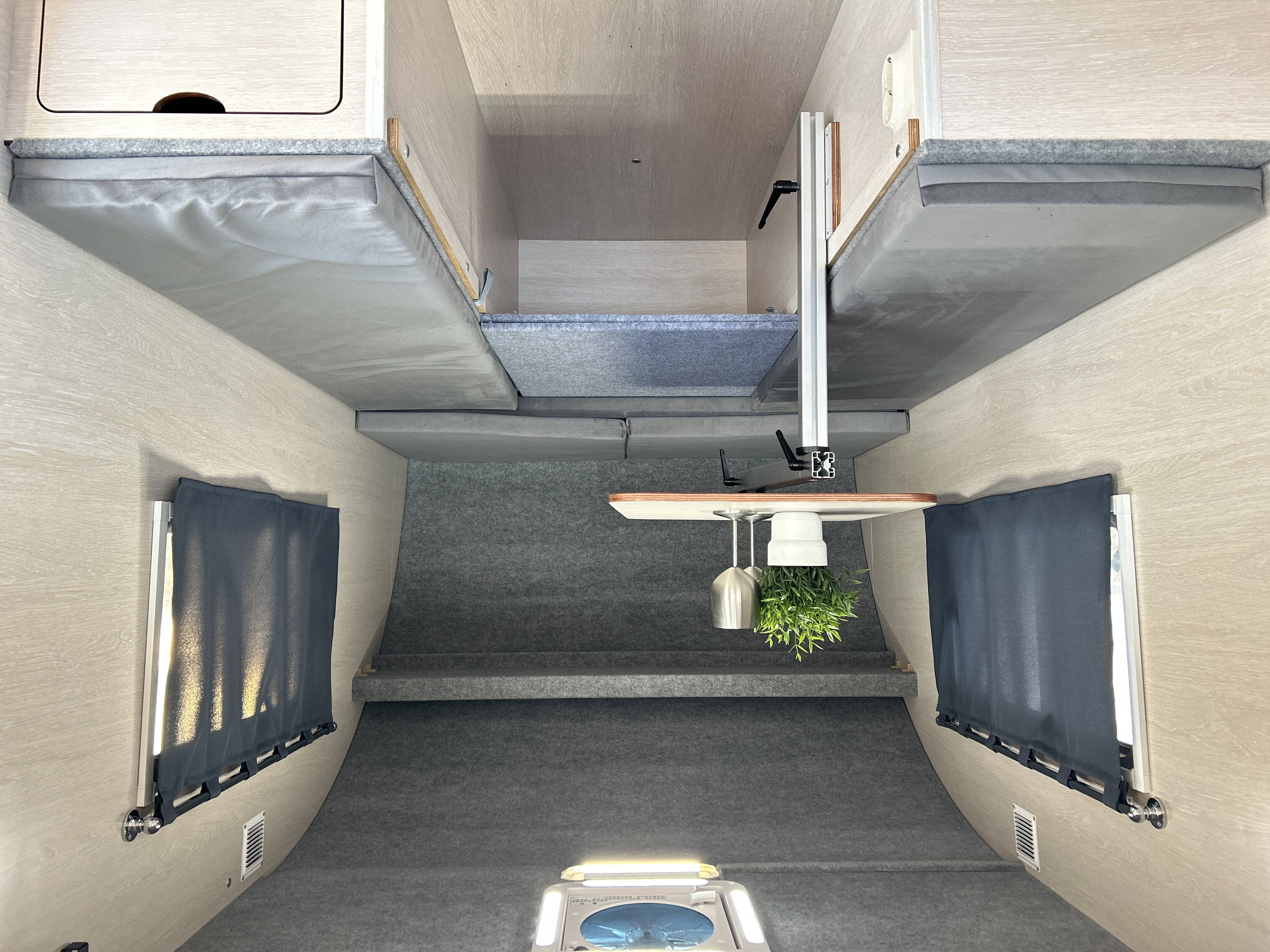 Стол обеденный в проходе 610*900 мм