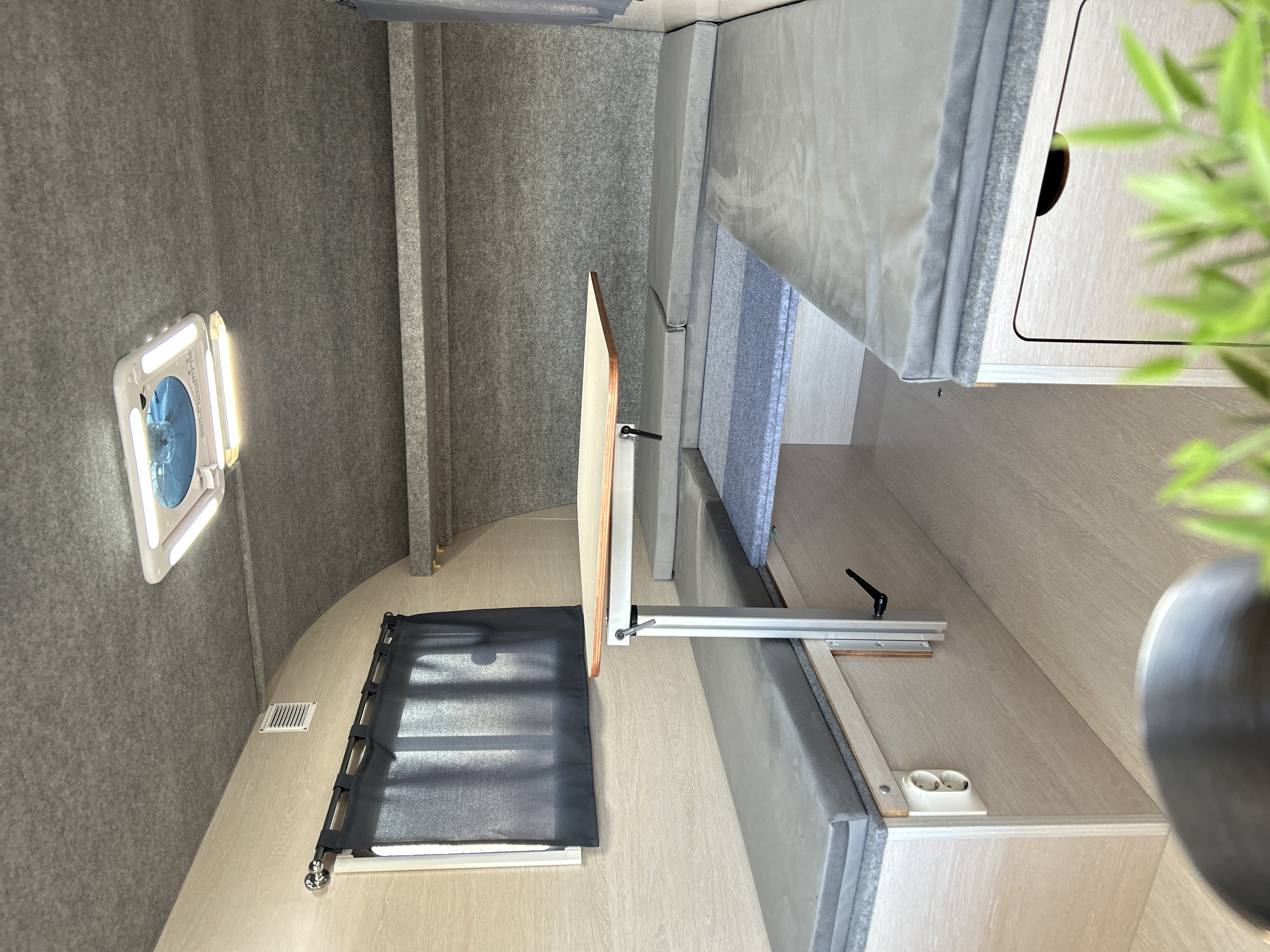 Стол обеденный в проходе 610*900 мм