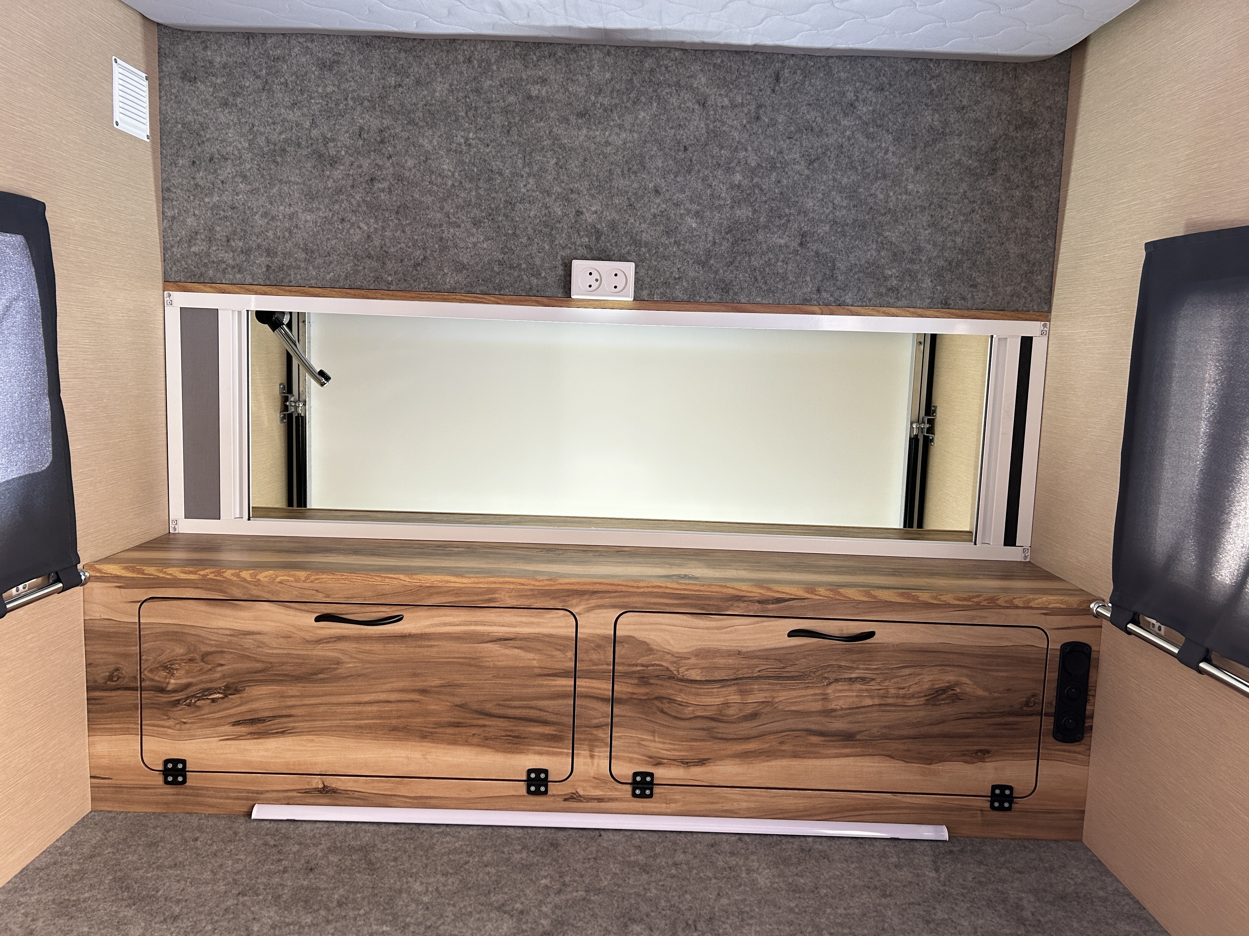 Проём в перегородке + Шторка / Противомоскитная сетка "Плессе"