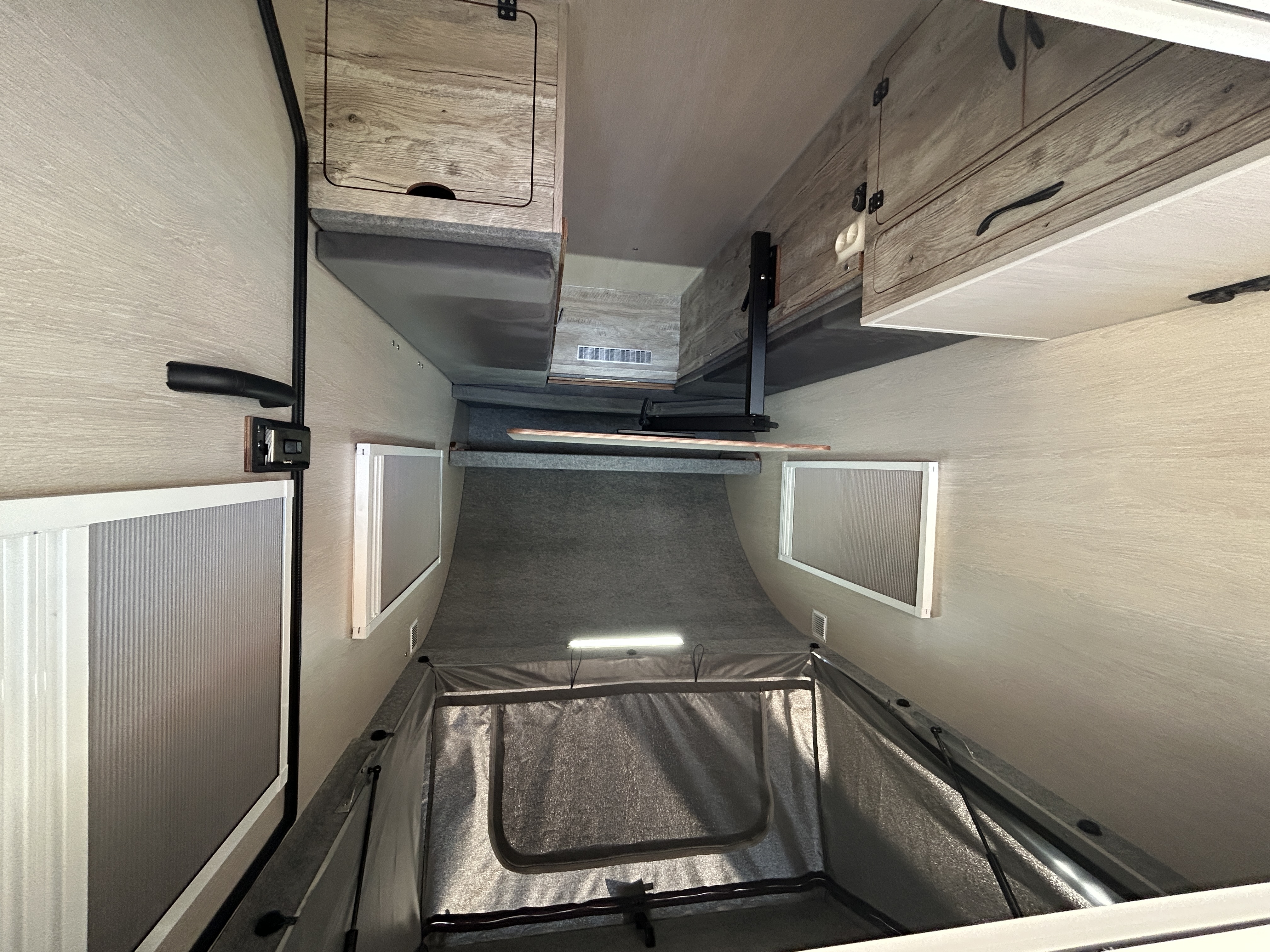 Рундук в спальном отсеке П-образный, трансформируется в спальное место (без матраса). Доступ с улицы в передний поперечный рундук (внутри прицепа). Дверца прямоугольная справа