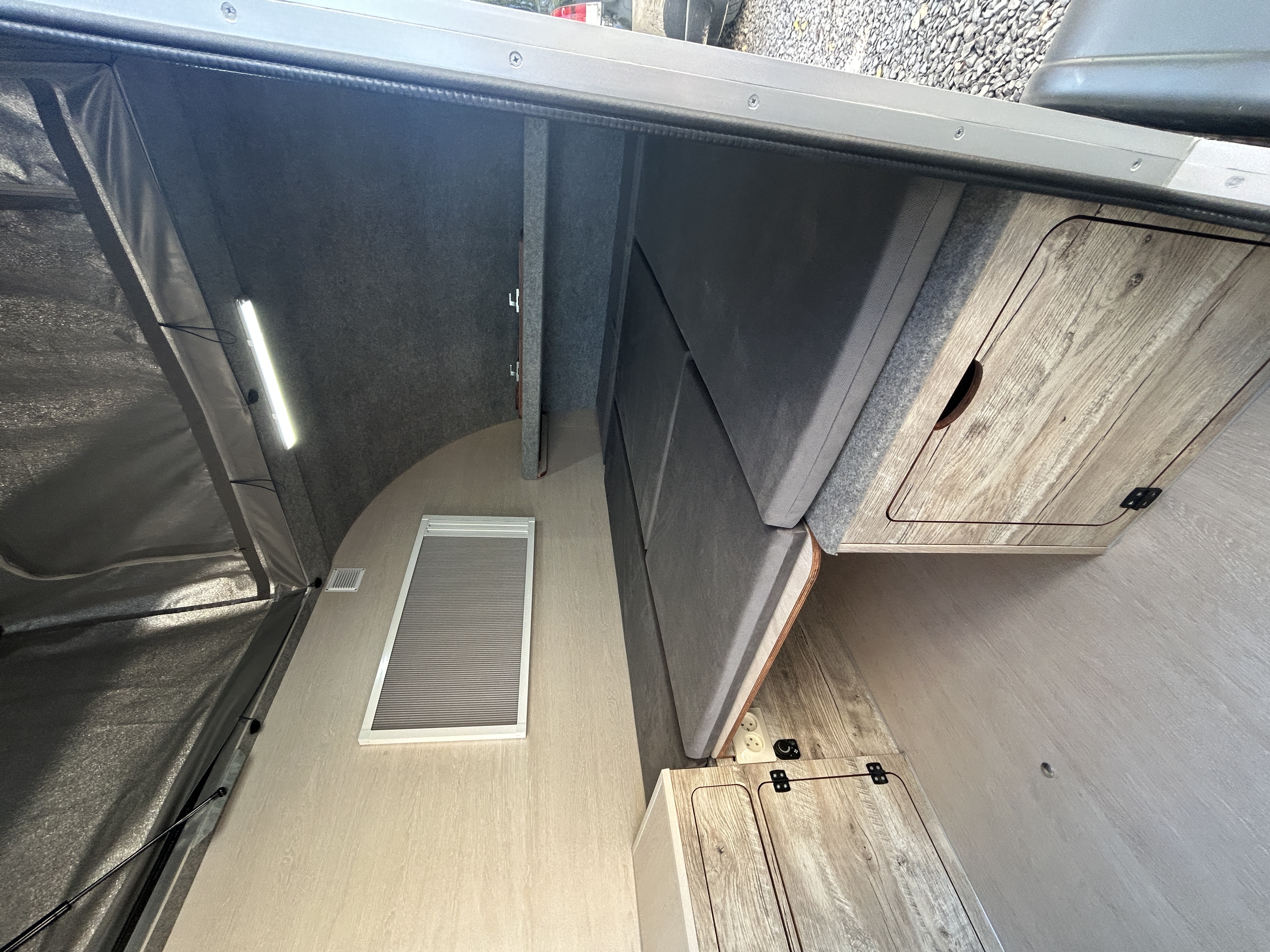 Рундук в спальном отсеке П-образный, трансформируется в спальное место (без матраса). Доступ с улицы в передний поперечный рундук (внутри прицепа). Дверца прямоугольная справа