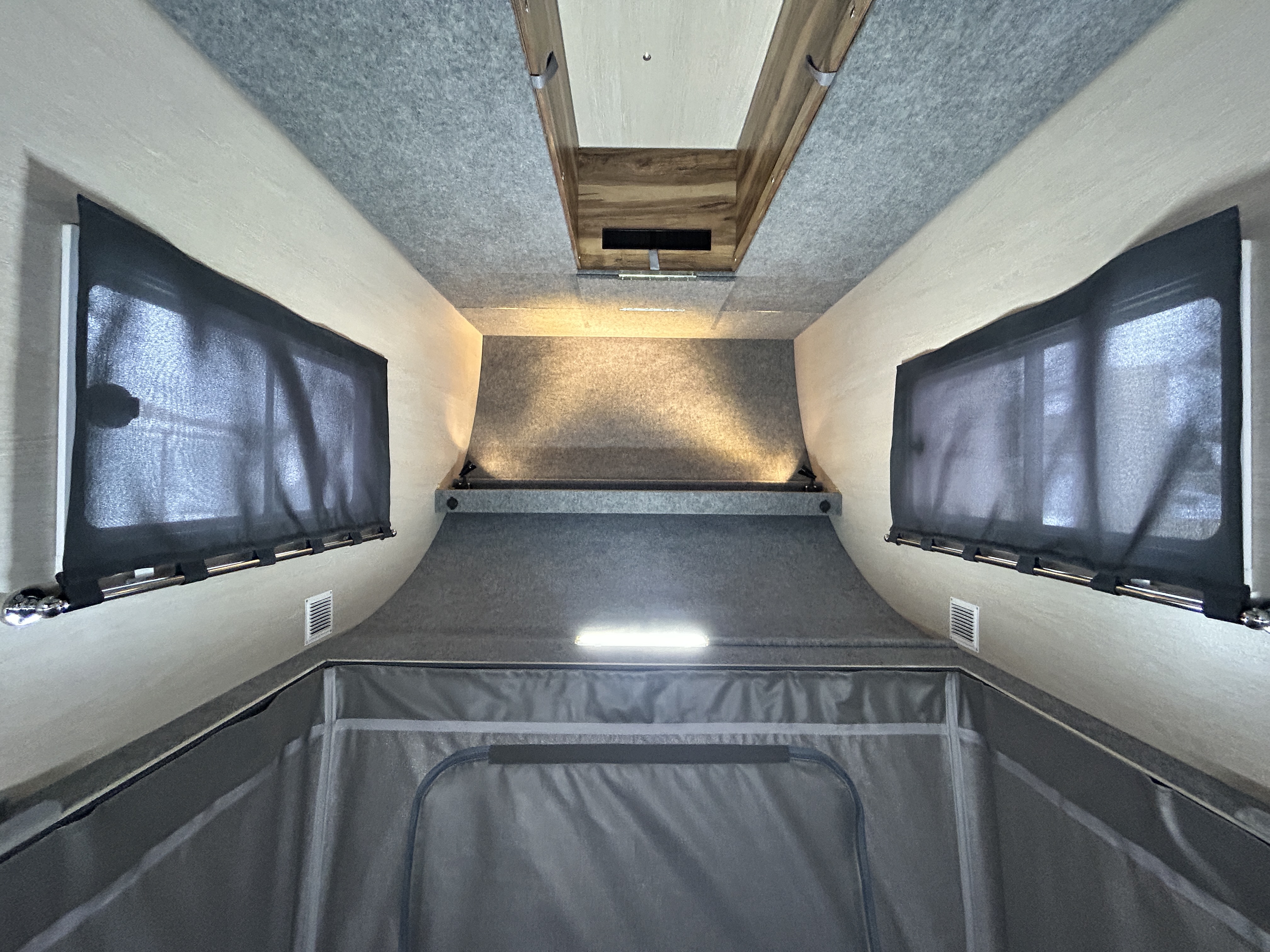 Точечные светильники и Usb розетки в передней полке в салоне