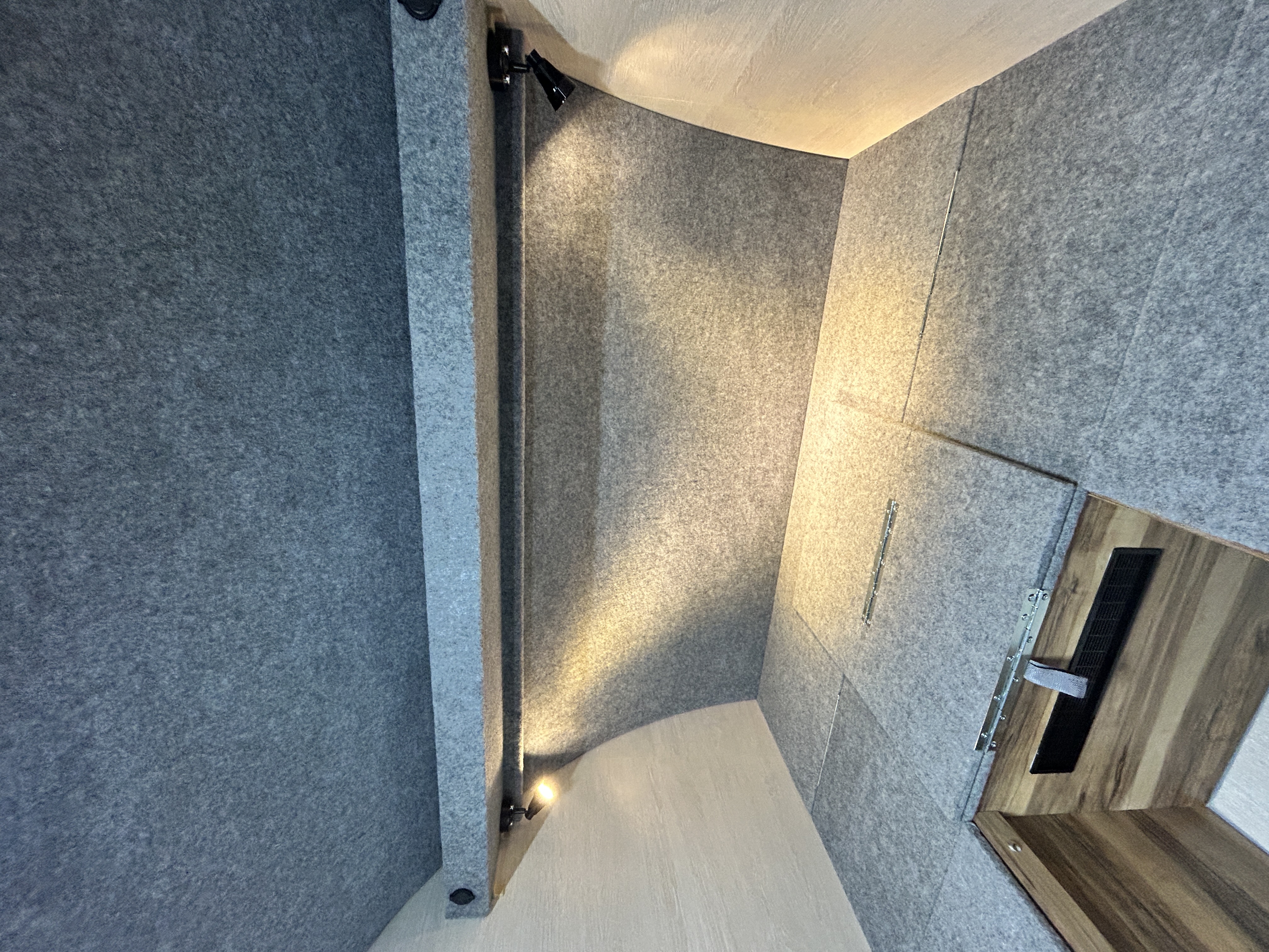 Точечные светильники и Usb розетки в передней полке в салоне