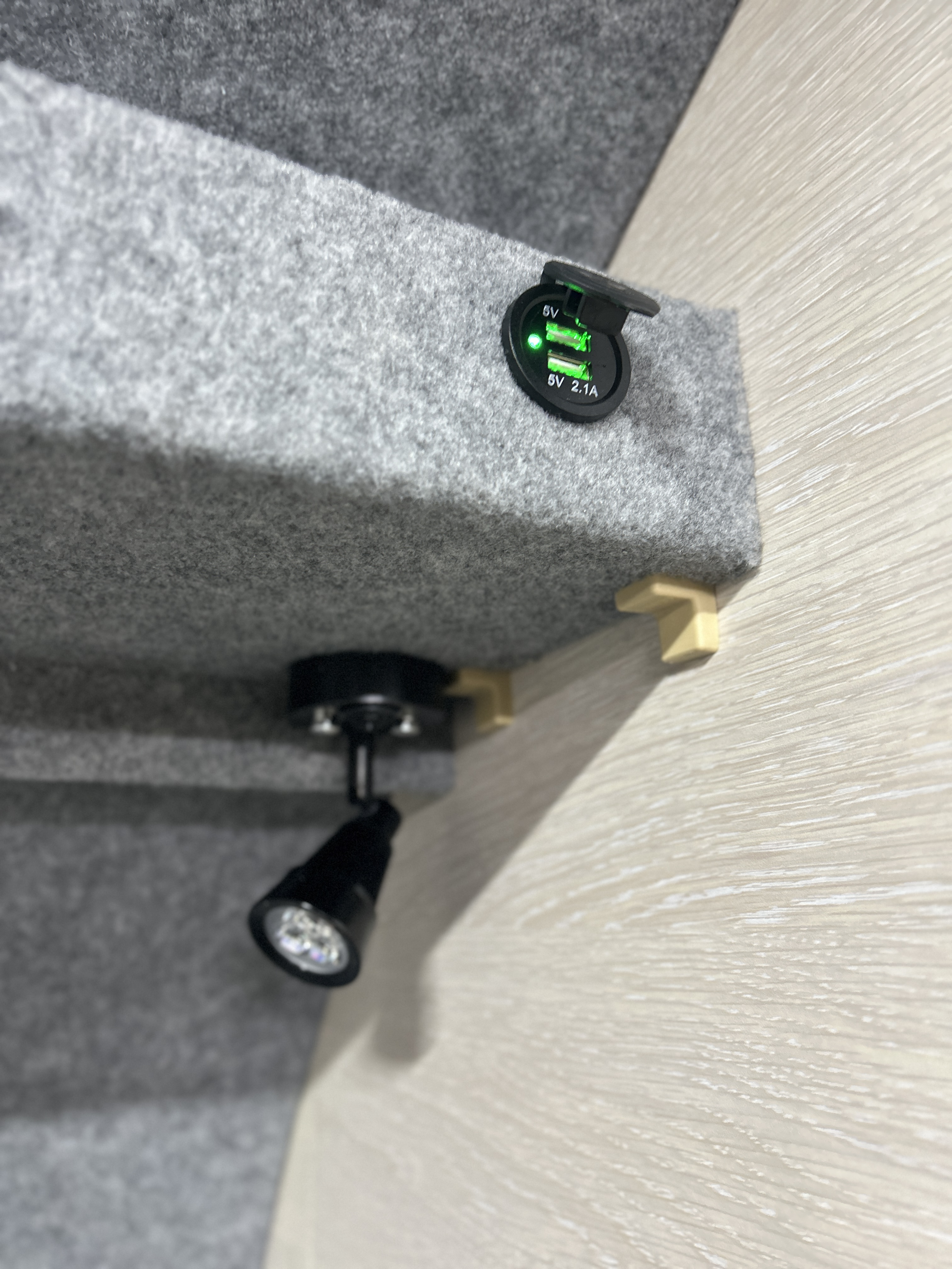 Точечные светильники и Usb розетки в передней полке в салоне