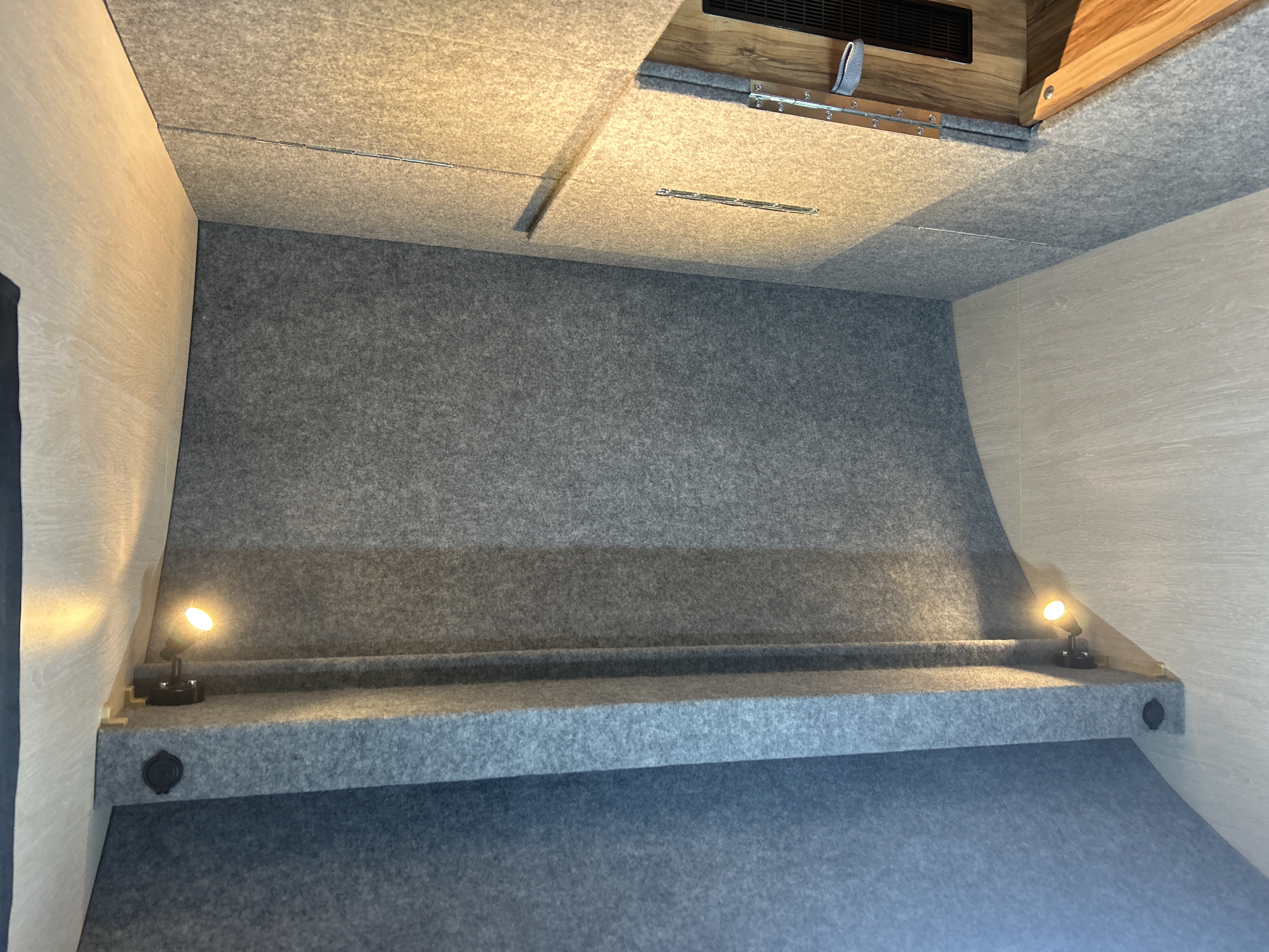 Точечные светильники и Usb розетки в передней полке в салоне