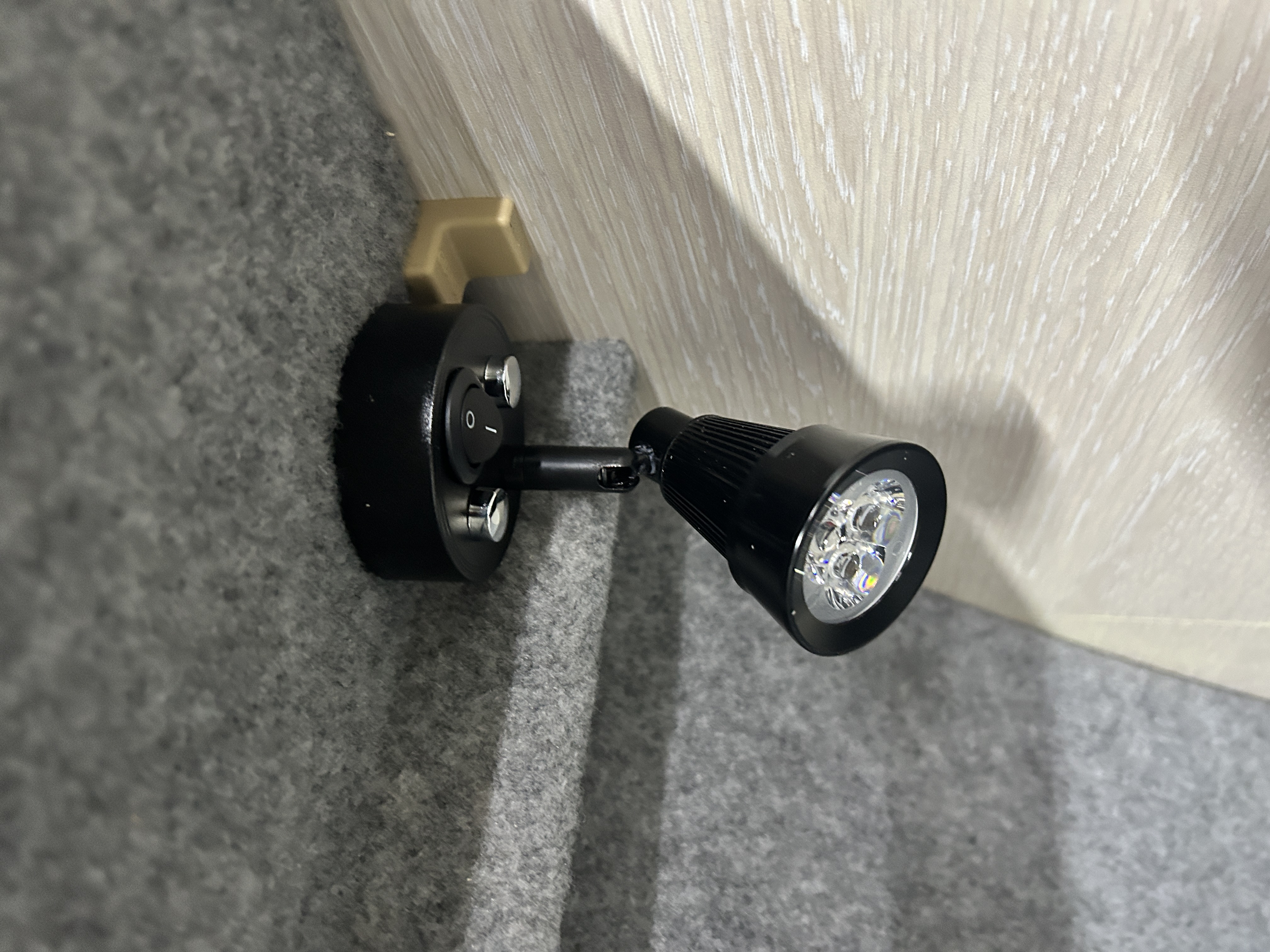 Точечные светильники и Usb розетки в передней полке в салоне