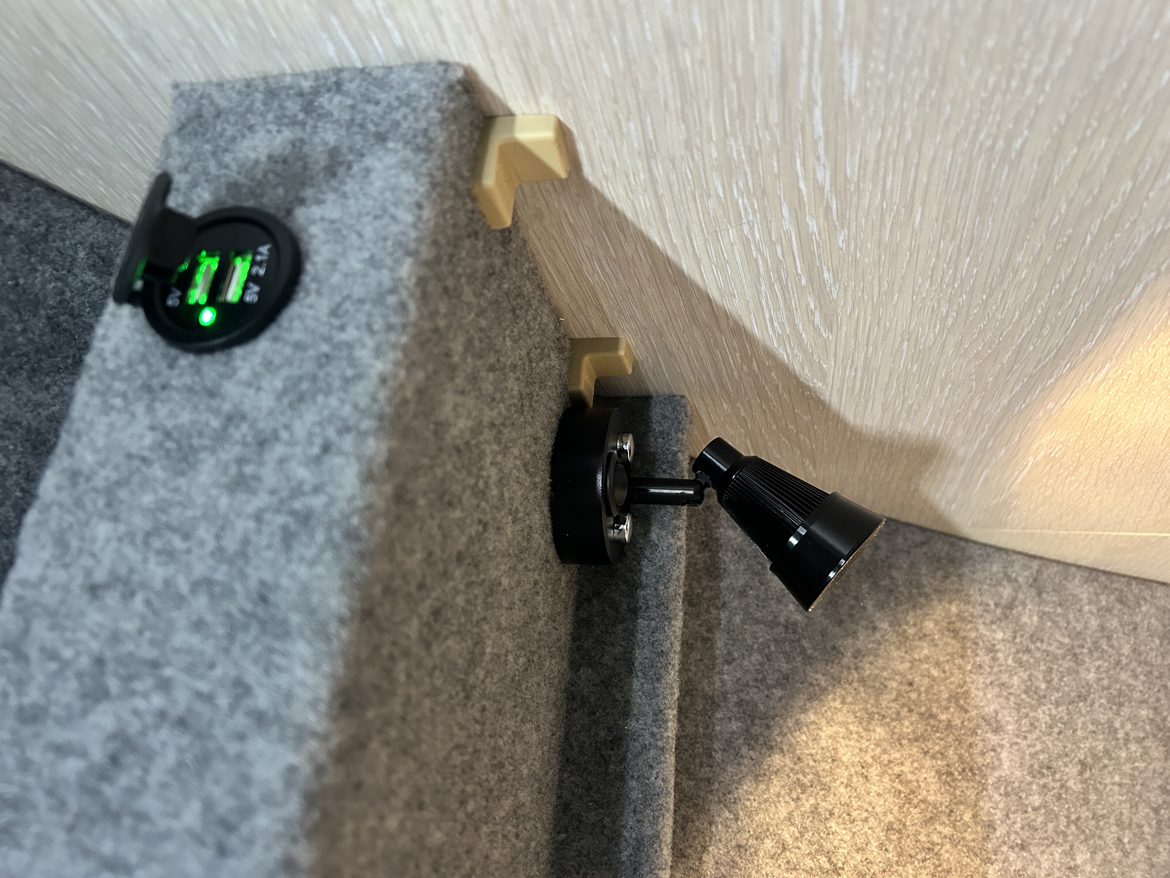 Точечные светильники и Usb розетки в передней полке в салоне