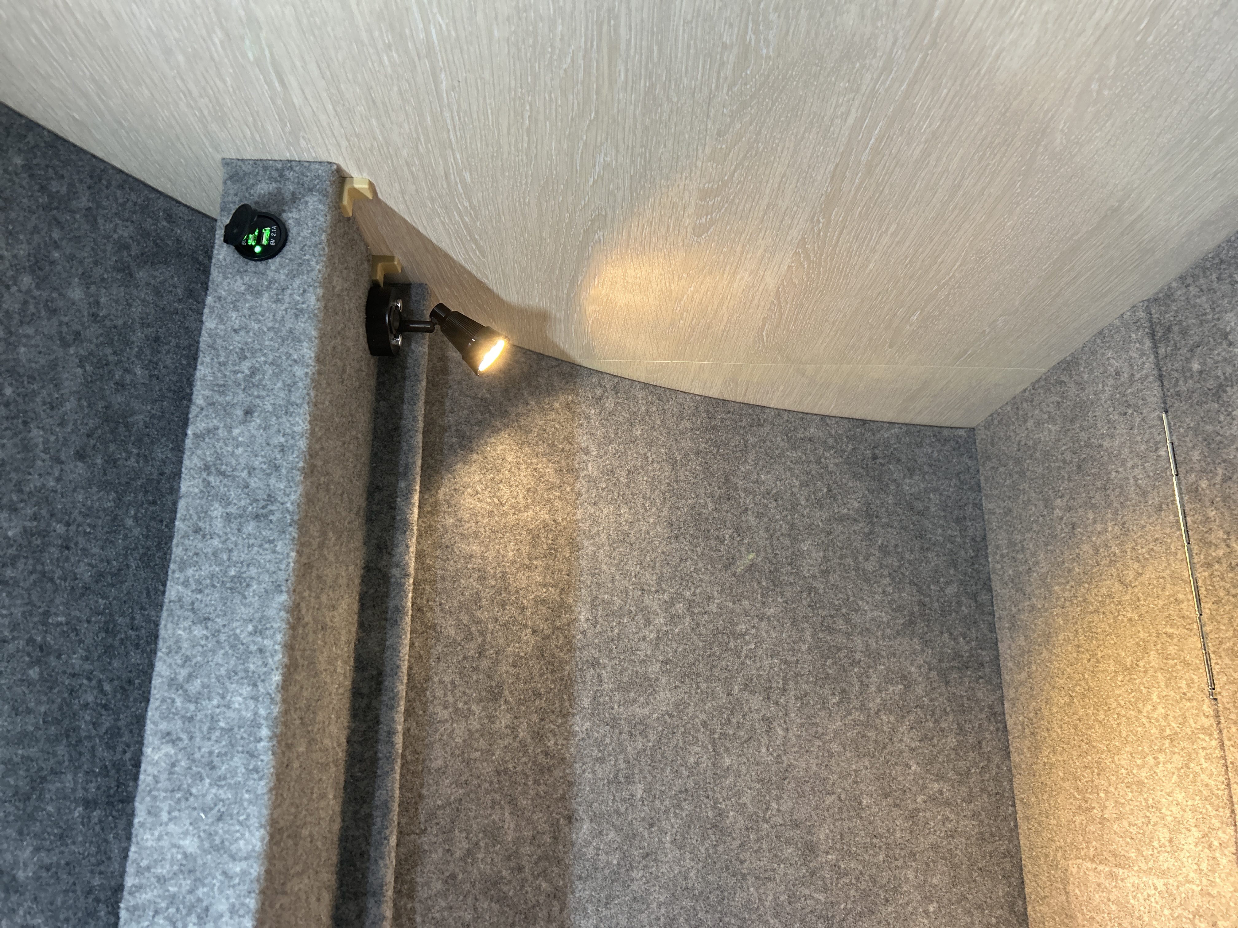 Точечные светильники и Usb розетки в передней полке в салоне