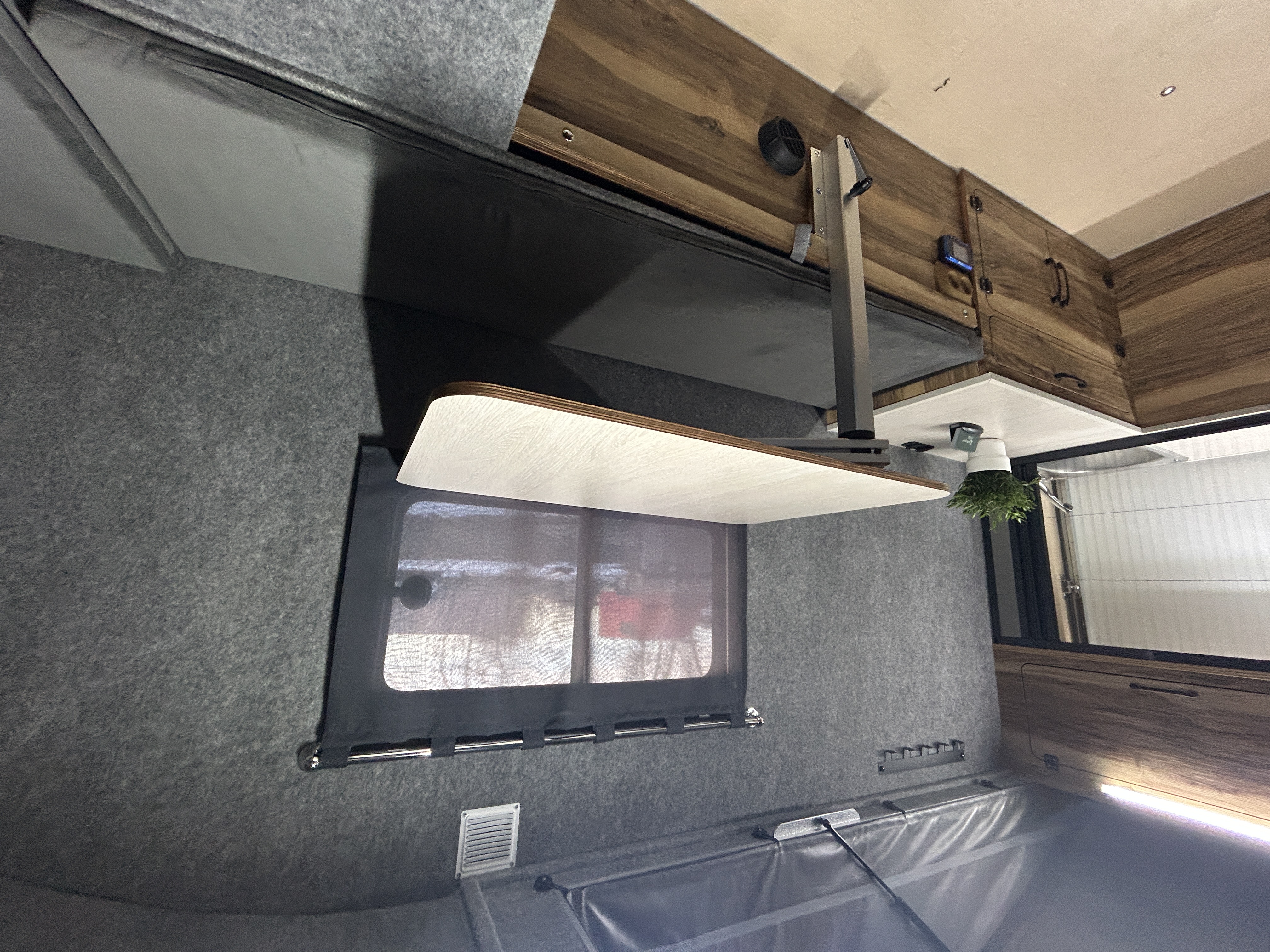 Стол обеденный в проходе 610*900 мм