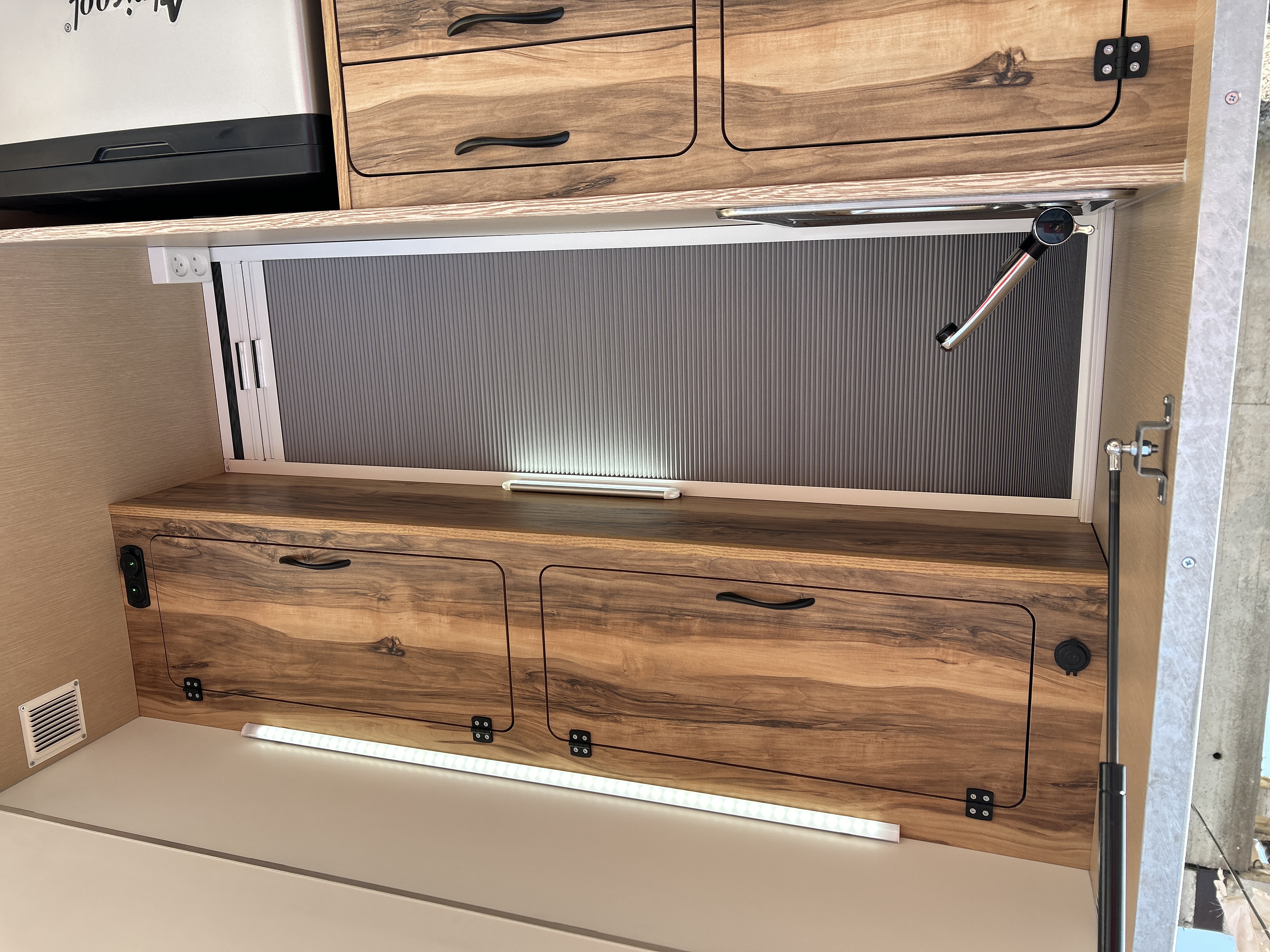 Сдвижная Шторка / Противомоскитная сетка "Плессе" в перегородке между кухней и спальней