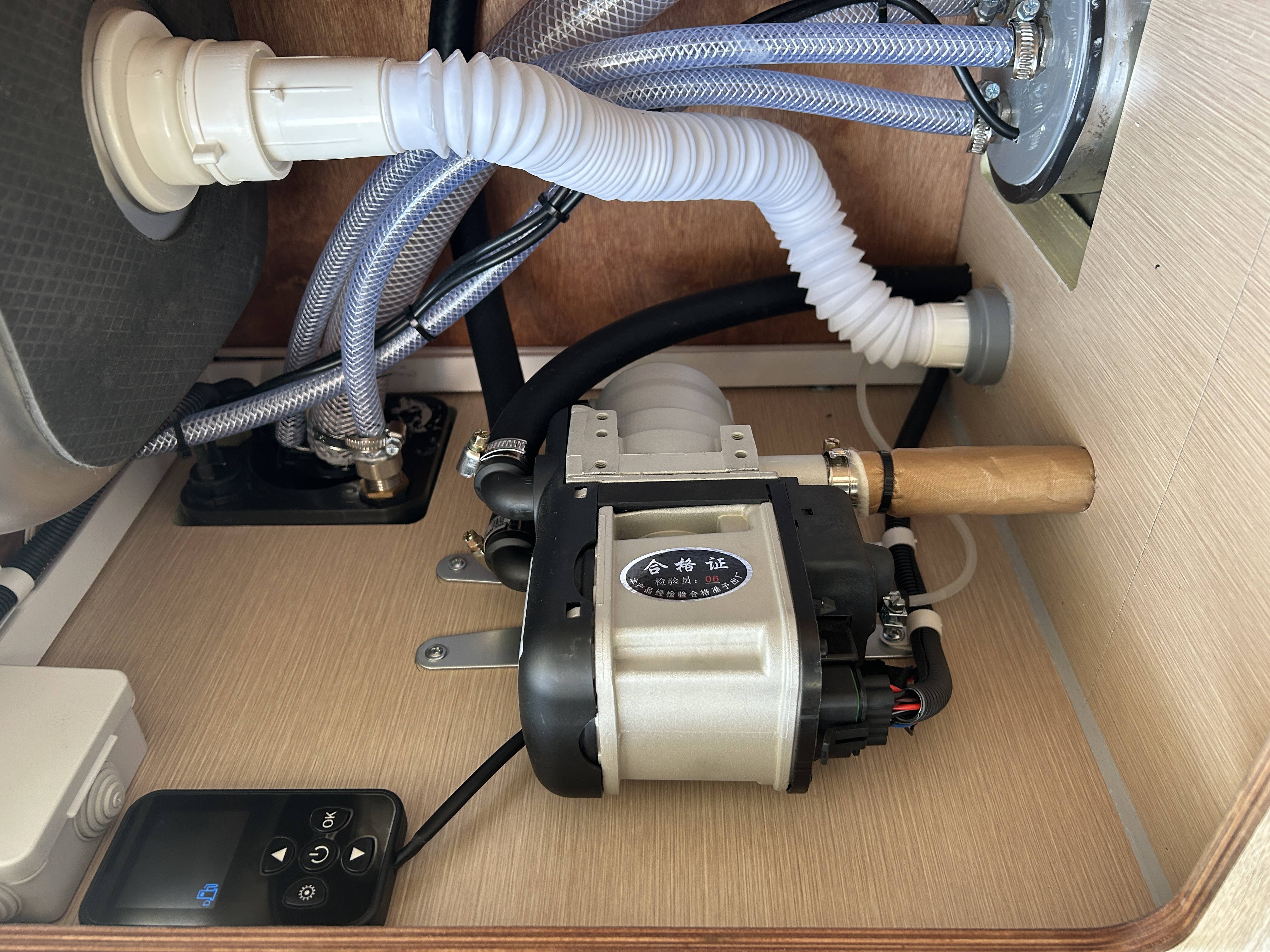 Жидкостный водонагреватель ( подогрев воды в баке) дизель,2кВт