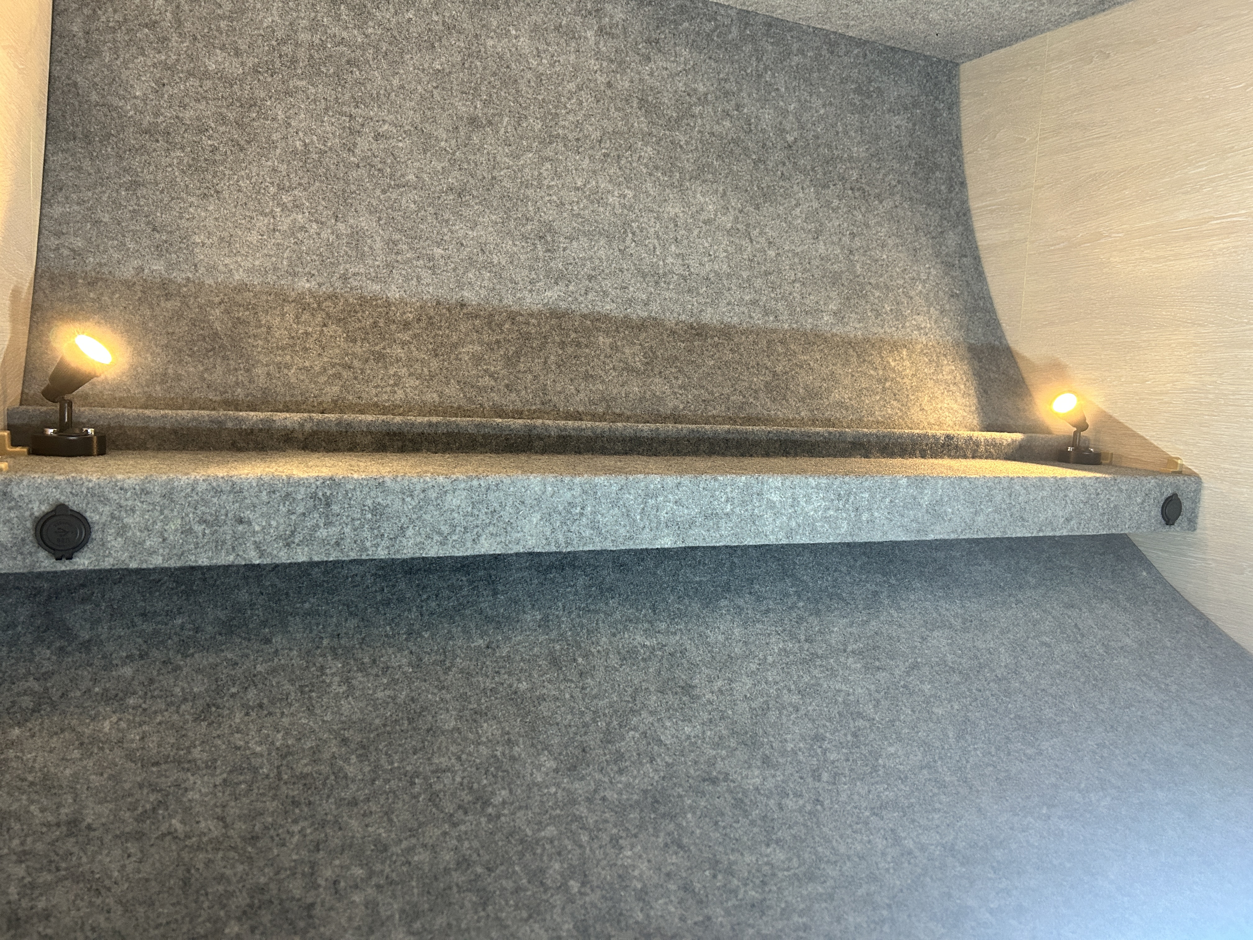 Точечные светильники и Usb розетки в передней полке в салоне