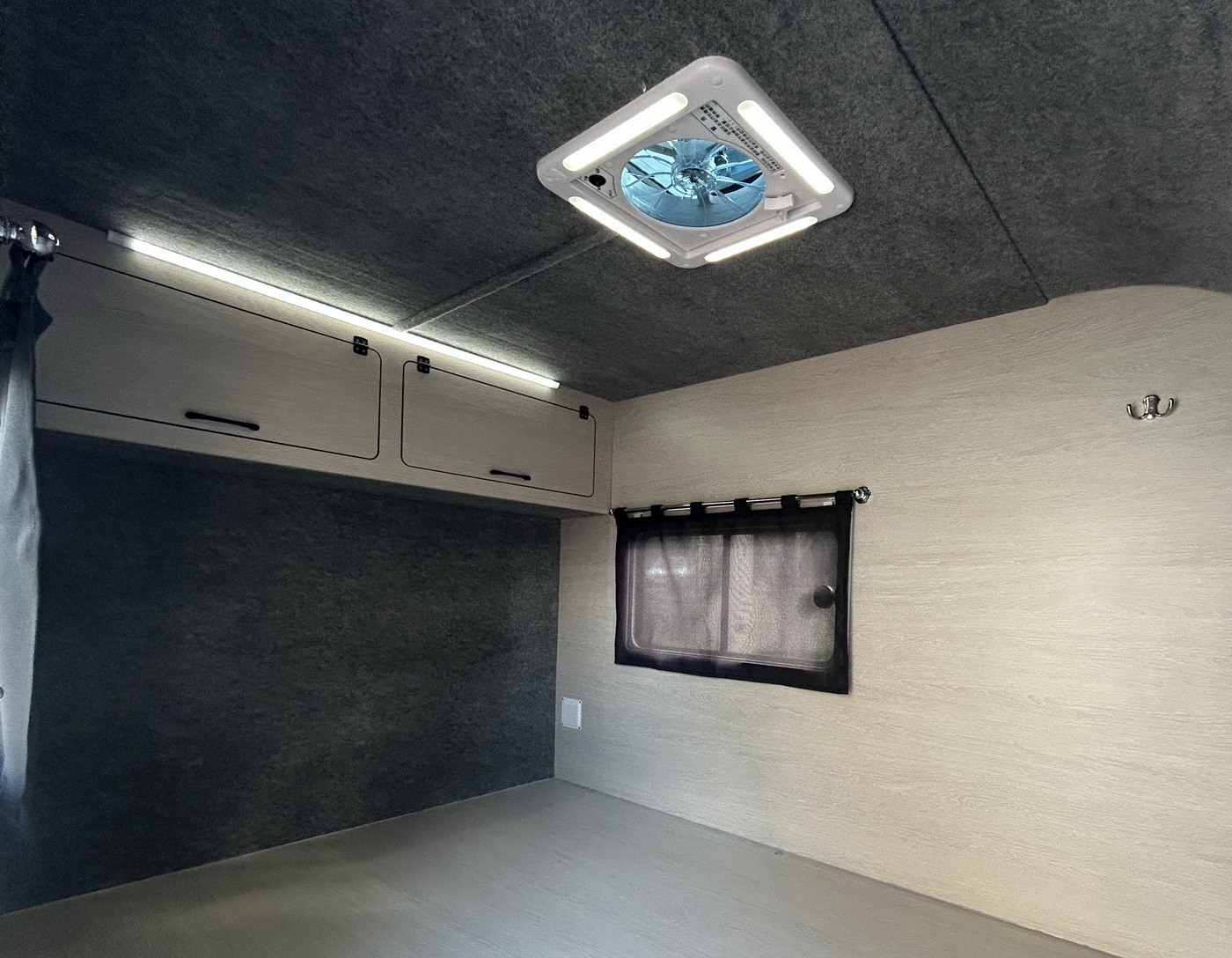 Люк на крышу (москитная шторка/тёмная крышка)